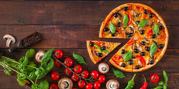pizza z oliwkami, pomidorami i bazylią, grzybami  - Zdjęcie, obraz