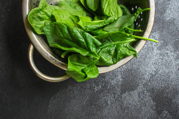spinach leaves in colander  - Φωτογραφία, εικόνα