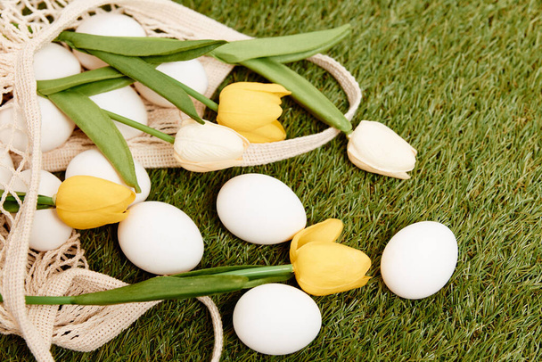 ramo de flores huevos blancos fiesta Pascua tradición primavera en la hierba - Foto, imagen
