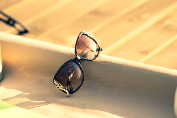 Сонцезахисні окуляри коричневого кольору модель для жінок зі спеціальною дизайнерською стрільбою зовні в природі в літній день. Вибірковий фокус
  - Фото, зображення