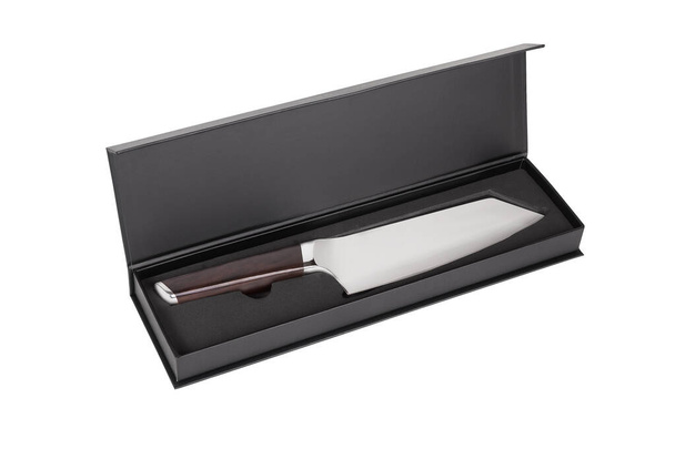 Мясо тесак из нержавеющей стали с деревянной ручкой лежат в черном ящике изолированы на белом фоне. Кухонный нож для разделки мяса в черном ящике - Фото, изображение