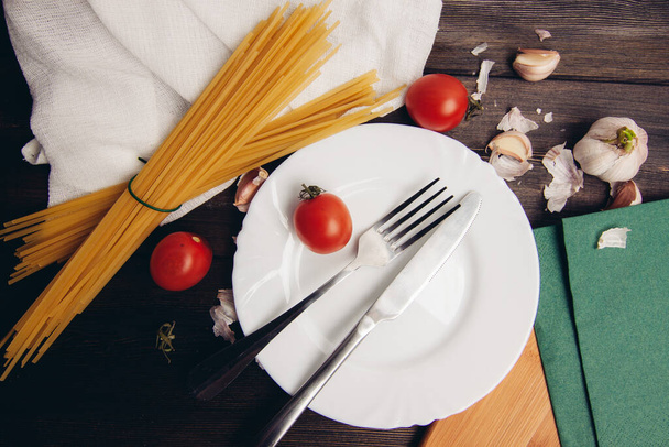 plato de cocción de tomates cherry y espaguetis italiano - Foto, imagen