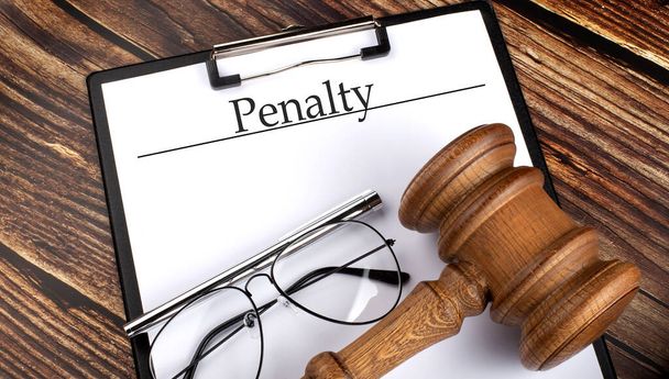 Papier mit Penalty mit Hammer, Stift und Brille auf Holzgrund - Foto, Bild