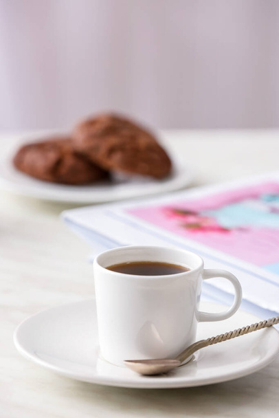 Tasse de café sur la table dans le café - Photo, image