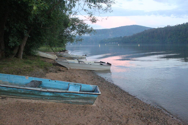 Човни на березі річки на заході сонця. Ландшафт у Слапі з річкою Влтава.. - Фото, зображення