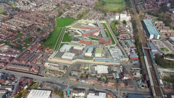 Nagranie dronów lotniczych z centrum miasta Wakefield w West Yorkshire w Wielkiej Brytanii pokazujące główny budynek i mury więzienia Jej Królewskiej Mości, znane również jako HMP Wakefield zrobione wiosną - Materiał filmowy, wideo