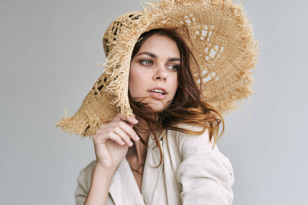 красивая женщина в соломенной шляпе шарм косметики чертеж студии - Фото, изображение