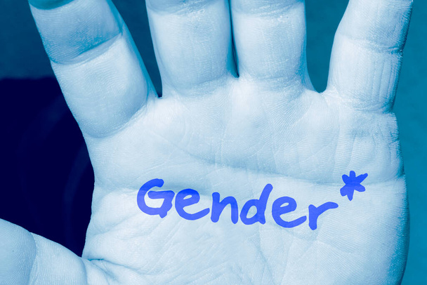 Eén hand en het woord gender - Foto, afbeelding