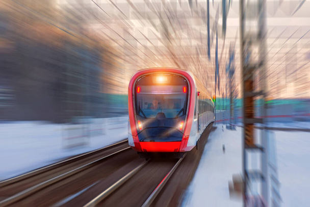 Vysokorychlostní vlak odjíždí z nástupiště pro cestující - Fotografie, Obrázek