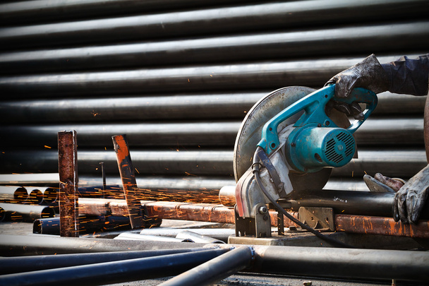cutting steel with machine for cutting steel by worker - Фото, зображення