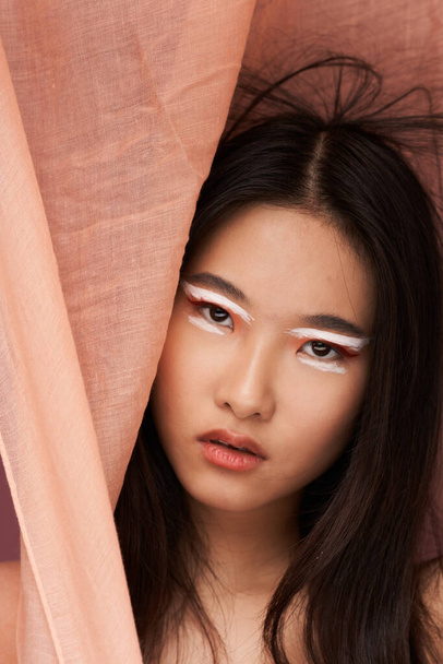 donna aspetto asiatico trucco luminoso di lusso rosa modello di stoffa - Foto, immagini