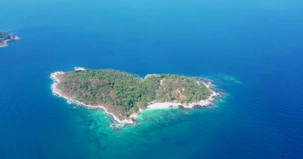 Légi: erdő pálmafák egy trópusi szigeten, világos fehér homokos strand. A fényes és sötét türkiz tengerben. balról jobbra széles szög. - Felvétel, videó