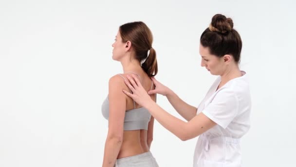 Chiropractor of fysiotherapeut sessie op witte achtergrond - arts masseren zijn vrouw cliënt terug - Video