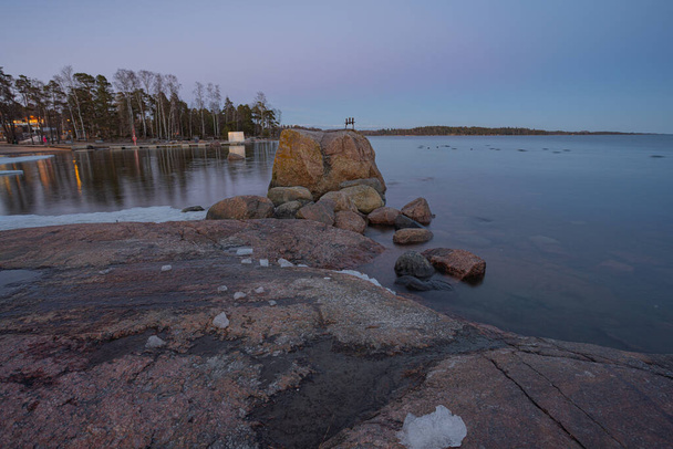 Costa rocosa y mar. Finlandia, naturaleza escandinava. Paisaje marino nocturno, principios de primavera, larga exposición. - Foto, Imagen