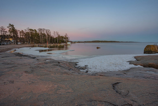 Costa rocosa y mar. Finlandia, naturaleza escandinava. Paisaje marino nocturno, principios de primavera, larga exposición. - Foto, imagen