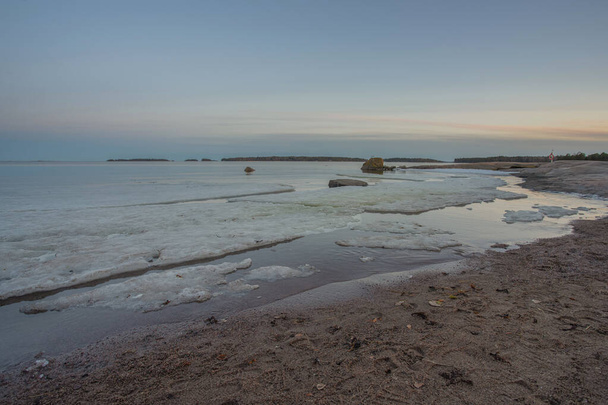 Kayalık sahil ve deniz. Finlandiya, İskandinav doğası. Akşam deniz manzarası, ilkbahar başları, uzun pozlama.. - Fotoğraf, Görsel
