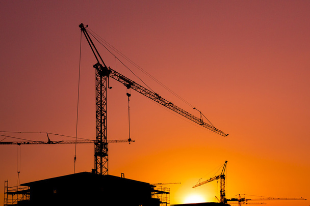 Будівельний кран силует на заході сонця риштування архітектура власна інженерна бааспаркен
 - Фото, зображення