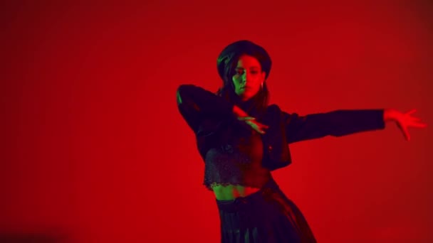 Tyylikäs nainen tanssii punaisella taustalla valaistuksella  - Materiaali, video