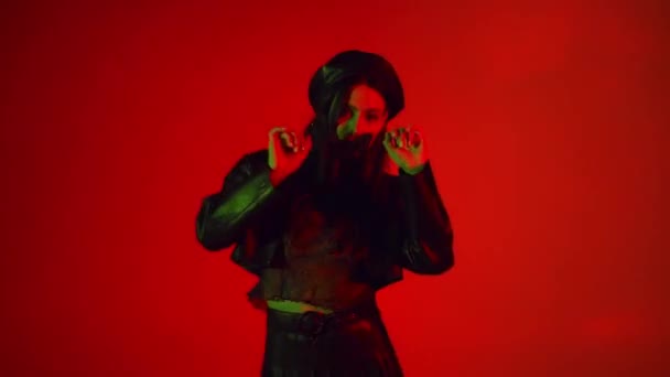 Fröhliche Frau tanzt auf rotem Hintergrund mit blinkendem Licht - Filmmaterial, Video