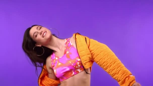 Joyeux brunette femme souriant isolé sur violet  - Séquence, vidéo
