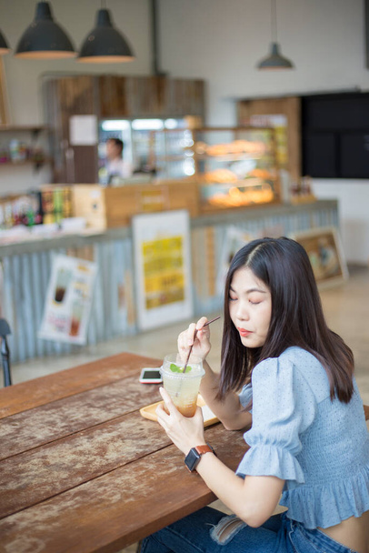 Hermosas mujeres sittinfg en la cafetería con hielo soda de verano beber mujeres en la cafetería - Foto, imagen