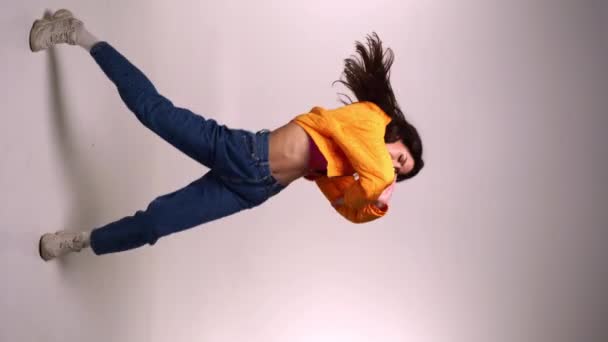 Μοντέρνος χορευτής κινείται σε γκρι φόντο  - Πλάνα, βίντεο