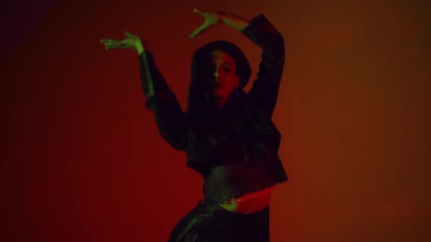 Tänzerin in Baskenmütze auf rotem Hintergrund mit Beleuchtung  - Filmmaterial, Video