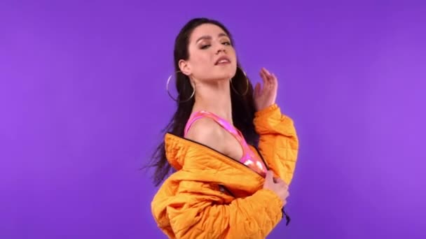Powolny ruch ładnej kobiety tańczącej na fioletowym  - Materiał filmowy, wideo