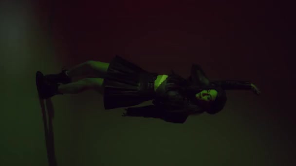 Mujer joven bailando sobre fondo rojo con iluminación, vídeo vertical  - Imágenes, Vídeo