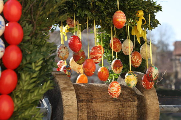 Huevos decorativos de colores se utilizan para decorar pozos en Alemania para la Pascua. - Foto, Imagen