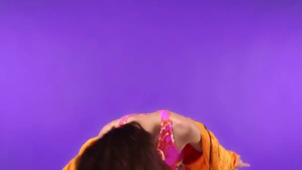 Zpomalení pohybu brunetky model tanec izolované na fialové  - Záběry, video
