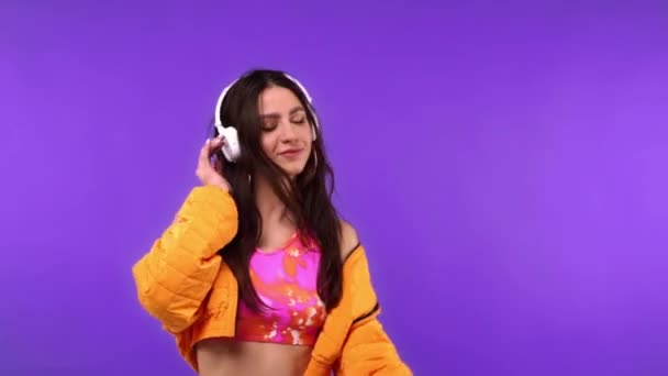 紫色に隔離されたヘッドフォンで笑顔ダンサーのスローモーション  - 映像、動画