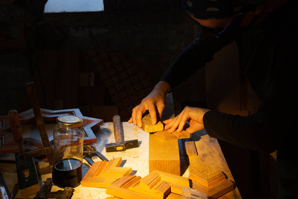 mujer carpintero trabajo madera en un taller de carpintería. - Foto, imagen