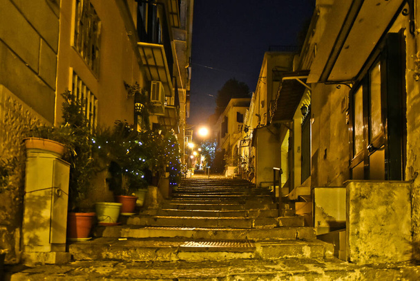 Úzká ulice v historickém centru Neapole, Itálie. - Fotografie, Obrázek