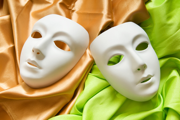 Theaterconcept met de witte plastic maskers - Foto, afbeelding