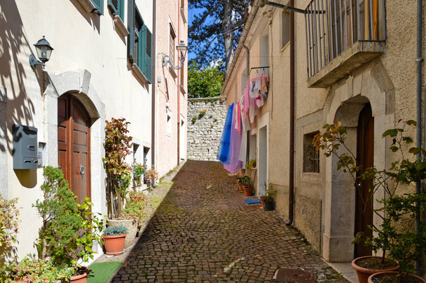 Wąska uliczka pomiędzy domami Nusco, starego miasta w regionie Kampania, Włochy. - Zdjęcie, obraz