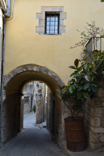 Una estrecha calle entre las casas de Modica, un casco antiguo de la región de Sicilia, Italia. - Foto, Imagen