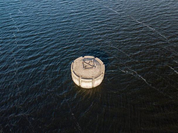 Девиационная башня на воде. Воздушный беспилотник. - Фото, изображение