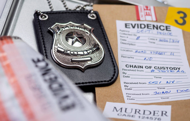 Rendőrségi jelvény a bizonyítékos táska mellett, koncepció kép - Fotó, kép