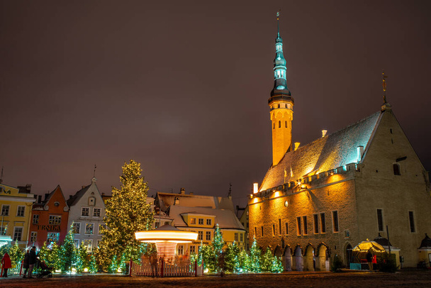 Albero di Natale tradizionale sulla piazza del municipio (estone Raekoja Plats) nel centro storico di Tallinn di notte. - Foto, immagini
