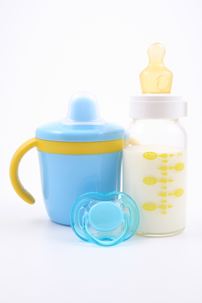 garrafa de leite e chupeta - material de bebê
 - Foto, Imagem