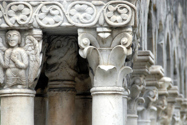 Der Kreuzgang von Sant 'Andrea stammt aus dem Jahr 1009, als er dem Orden des Hl. Benedikt anvertraut wurde. Die Säulen tragen Bögen mit ogivaler Form und Kapitelle, die durch verschiedene Figuren bereichert werden. - Foto, Bild