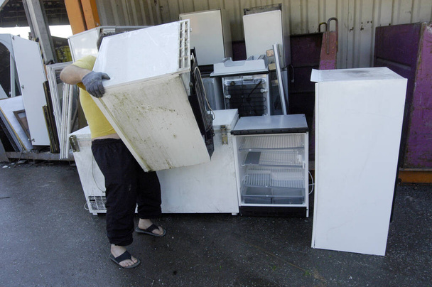 ανακύκλωση ψυγείου ως ογκωδών αποβλήτων ή ογκωδών απορριμμάτων, - Φωτογραφία, εικόνα