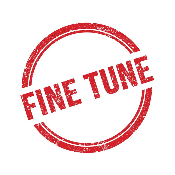 Текст FINE TUNE написан на красной граненой винтажной круглой марке. - Фото, изображение