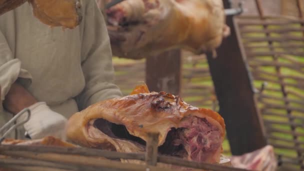 cámara lenta: chef con cuchillo cortando carne a la parrilla en el festival histórico - Metraje, vídeo