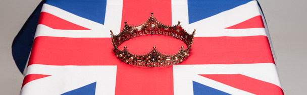 zlatá královská koruna na britské vlajce izolované na šedé, prapor - Fotografie, Obrázek