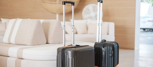 Kayıt sırasında modern otelde iki siyah valiz ya da bavul. Seyahat, hizmet, yolculuk, seyahat, yaz tatili ve tatil kavramları - Fotoğraf, Görsel