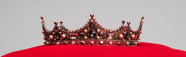  couronne royale sur coussin velours rouge isolé sur gris, bannière - Photo, image