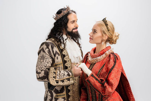historický multietnický pár v korunách a středověkém oblečení izolovaný na bílém - Fotografie, Obrázek