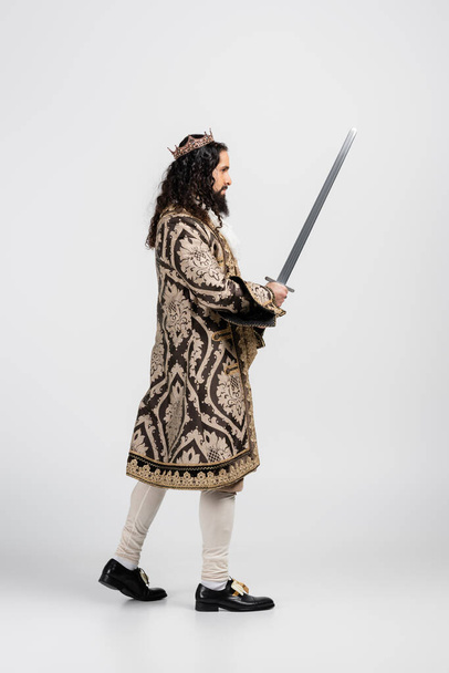 Orta Çağ giysili İspanyol Kralı 'nın beyaz kılıçla taçlandırılmış hali. - Fotoğraf, Görsel